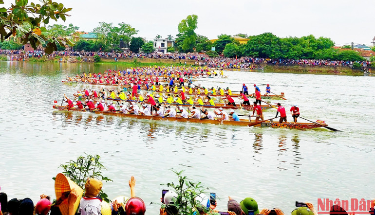 Đúng 7 giờ sáng, các thuyền bơi nam buông phao xuất phát.
