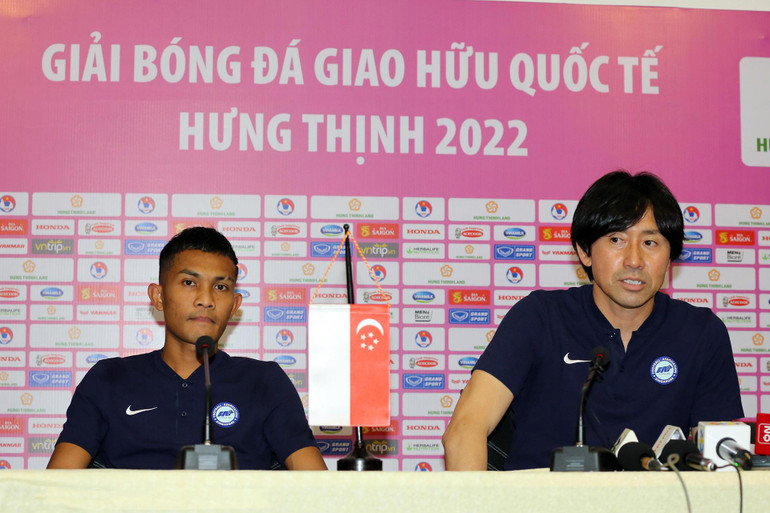 Tân huấn luyện viên trưởng đội tuyển Singapore - ông Takayuki Nishigaya và tiền vệ Hafiz Nor (trái). Tân huấn luyện viên trưởng đội tuyển Singapore - ông Takayuki Nishigaya và tiền vệ Hafiz Nor (trái).