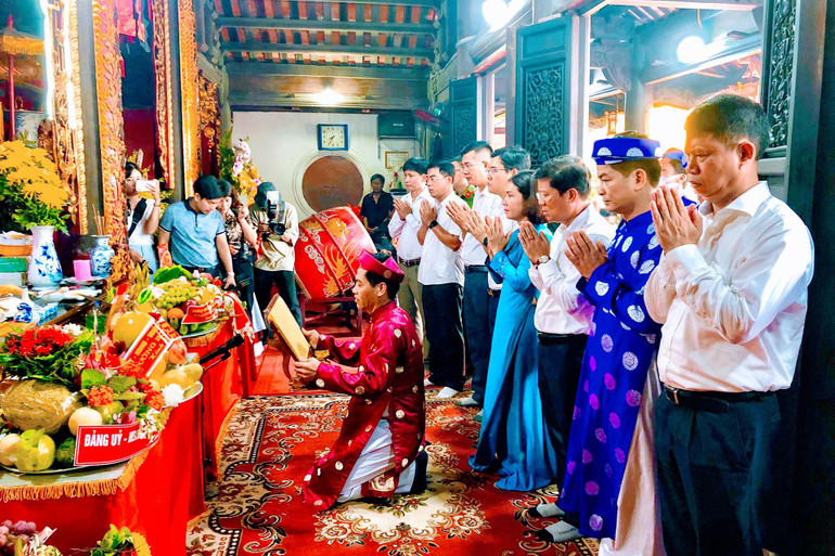 Lễ dâng hương tại đền Nghè sáng 2/9.