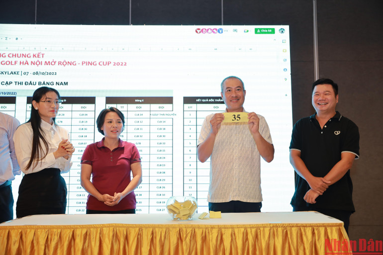 Đại diện các đội lên bốc thăm.