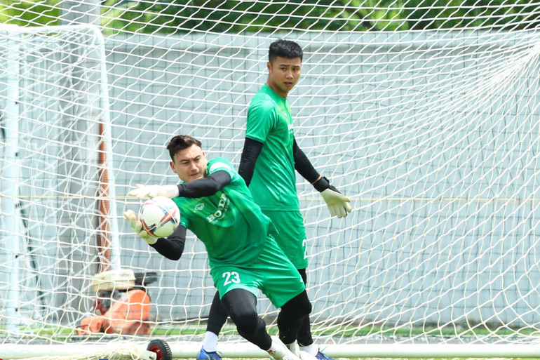 Đặng Văn Lâm tập luyện cùng thủ thành Nguyễn Văn Toản. (Ảnh: VFF)