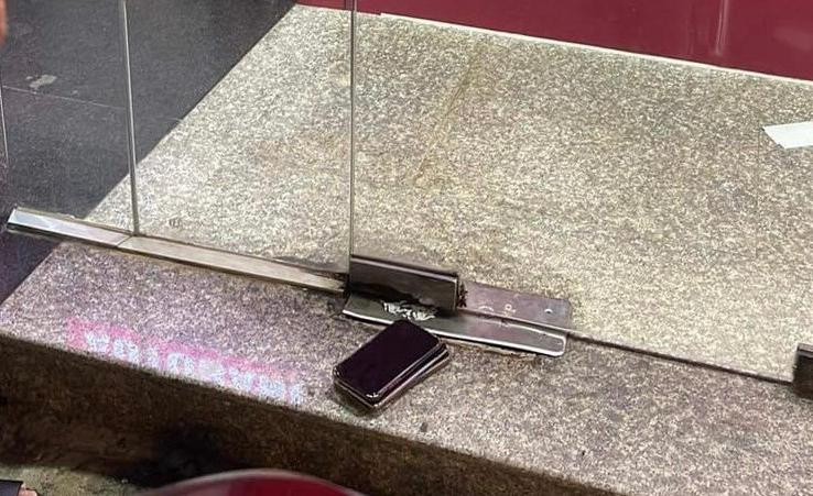 Hai bạn sinh viên phát hiện 3 chiếc smartphone bị để quên hoặc đánh rơi trước cửa trụ ATM. Hai bạn sinh viên phát hiện 3 chiếc smartphone bị để quên hoặc đánh rơi trước cửa trụ ATM.