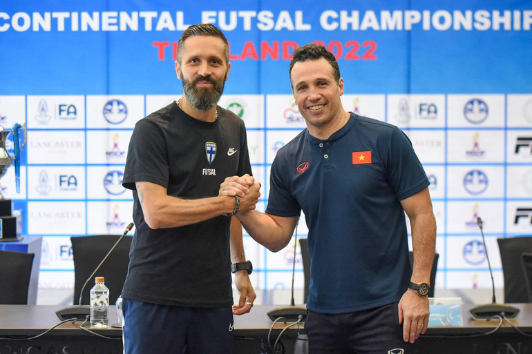 Huấn luyện viên Diego Giustozzi và huấn luyện viên trưởng đội tuyển futsal Phần Lan.