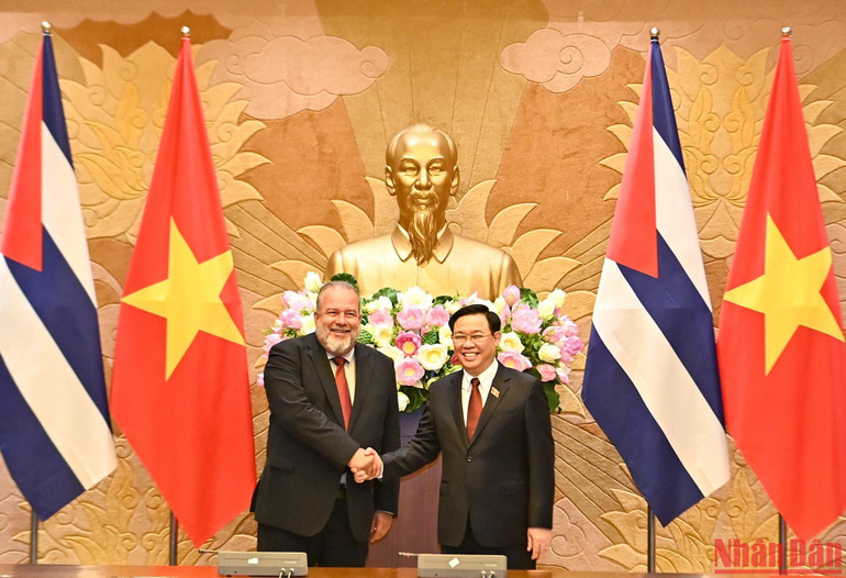 Chủ tịch Quốc hội Vương Đình Huệ và Thủ tướng Cộng hoà Cuba Manuel Marrero Cruz tại buổi hội kiến. (Ảnh: Duy Linh)