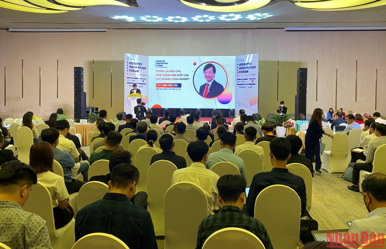 Quang cảnh diễn đàn “Cách tân công nghiệp 2022”.