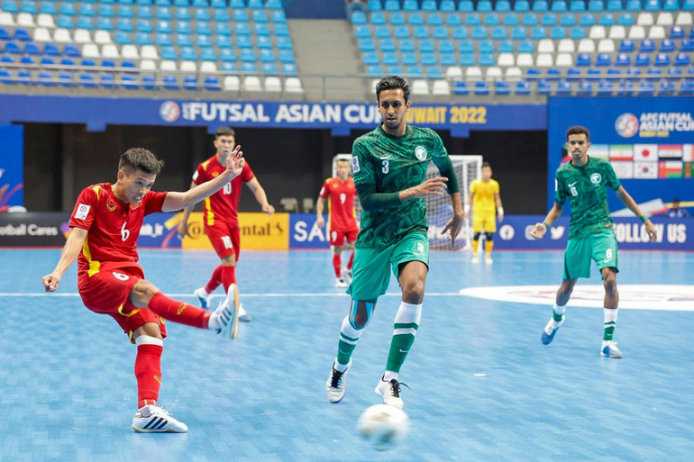 Các cầu thủ Saudi Arabia tạo ra nhiều khó khăn cho tuyển futsal Việt Nam.