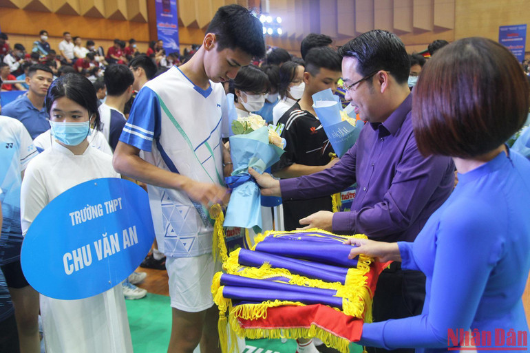 Đại biểu trao hoa và cờ cho đội Trường THPT Chu Văn An.