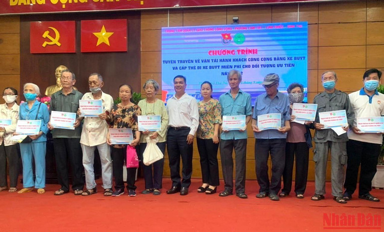 Người già trên 70 tuổi được Trung tâm Quản lý Giao thông công cộng Thành phố Hồ Chí Minh phát thẻ đi xe buýt miễn phí.