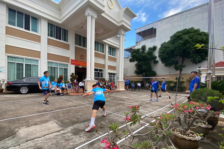 Trận cầu lông giao hữu trong buổi giao lưu.