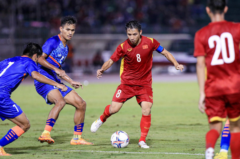 Đội trưởng Hùng Dũng bảo đảm sự điều chuyển bóng của tuyến giữa.