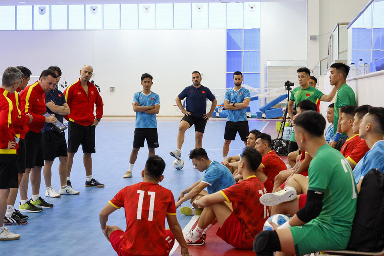 Ban huấn luyện dặn dò các tuyển thủ. (Ảnh: VFF)