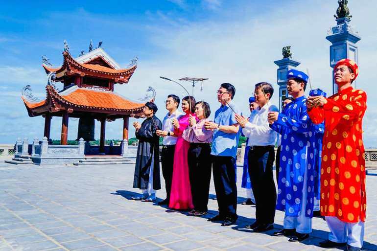 Lễ dâng hương khai hội tại đền thờ Nam Hải Đại Vương trên đảo Dáu ngày 27/8.