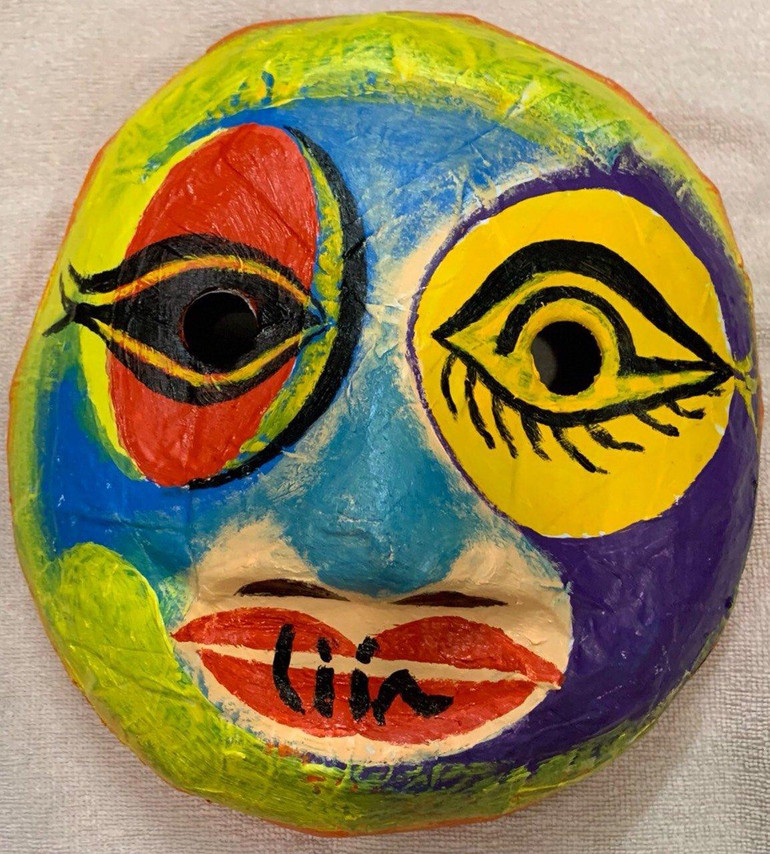 Tác phẩm mặt nạ sử dụng màu acrylic trên giấy bồi của họa sĩ Hoàng Phương Liên.