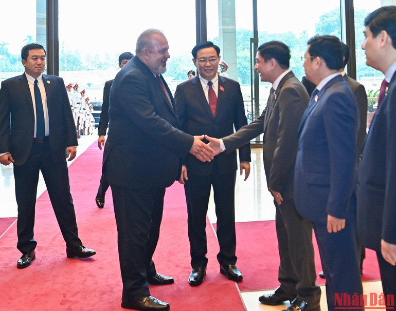 Chủ tịch Quốc hội Vương Đình Huệ giới thiệu với Thủ tướng nước Cộng hòa Cuba Manuel Marrero Cruz thành viên Đoàn Việt Nam. (Ảnh: Duy Linh)