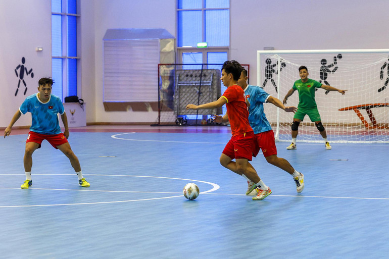 Các tuyển thủ tranh thủ tập luyện mỗi lúc có thể. (Ảnh: VFF)