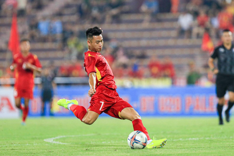 Anh Tú chơi nổi bật trong hiệp đấu đầu tiên.