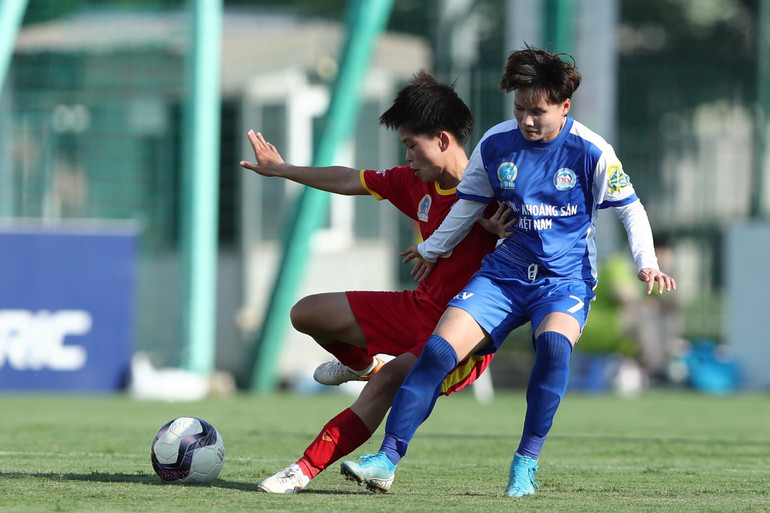Than Khoáng sản Việt Nam (áo xanh) thi đấu rất nỗ lực. (Ảnh: VFF)