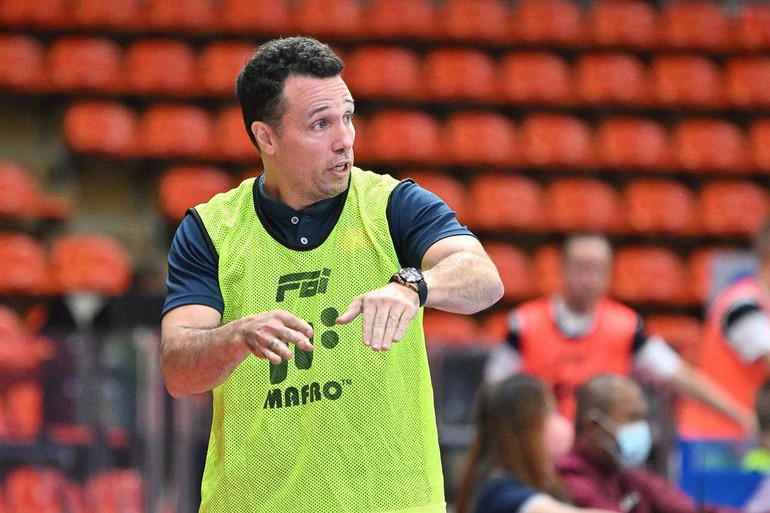 Sự chỉ đạo liên tục ngoài đường biên của huấn luyện viên Diego Giustozzi. (Ảnh: VFF) Sự chỉ đạo liên tục ngoài đường biên của huấn luyện viên Diego Giustozzi. (Ảnh: VFF)