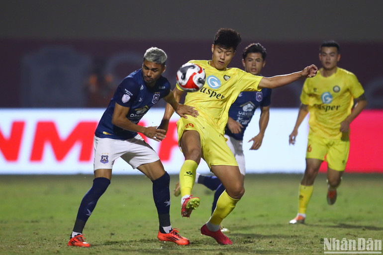 Hai đội không tìm được bàn thắng sau hiệp thi đấu đầu tiên. (Ảnh: SƠN TÙNG)