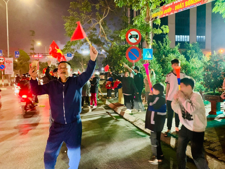 Người hâm mộ đổ ra đường mừng đội tuyển Việt Nam vô địch ASEAN Cup 2024 ảnh 20