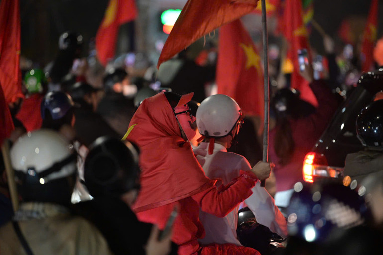 Người hâm mộ đổ ra đường mừng đội tuyển Việt Nam vô địch ASEAN Cup 2024 ảnh 11