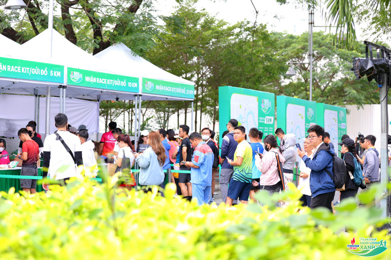 Vận động viên hào hứng nhận Bib giải chạy PV GAS Hành trình năng lượng xanh.