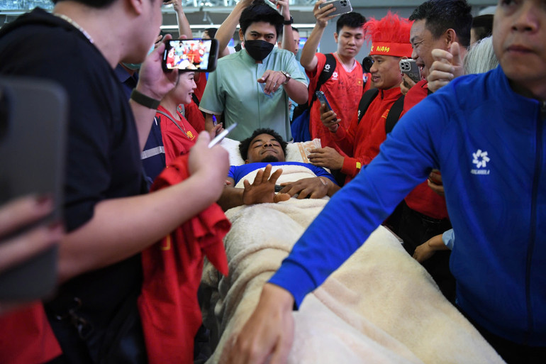 Xuân Son được đưa đến sân bay bằng cáng.