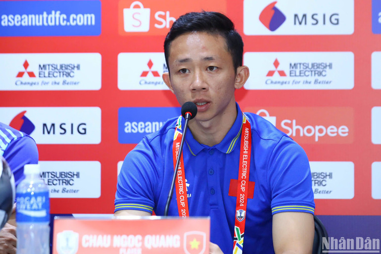 Tiền vệ Châu Ngọc Quang phát biểu tại buổi họp báo. (Ảnh: HÀ TÙNG)
