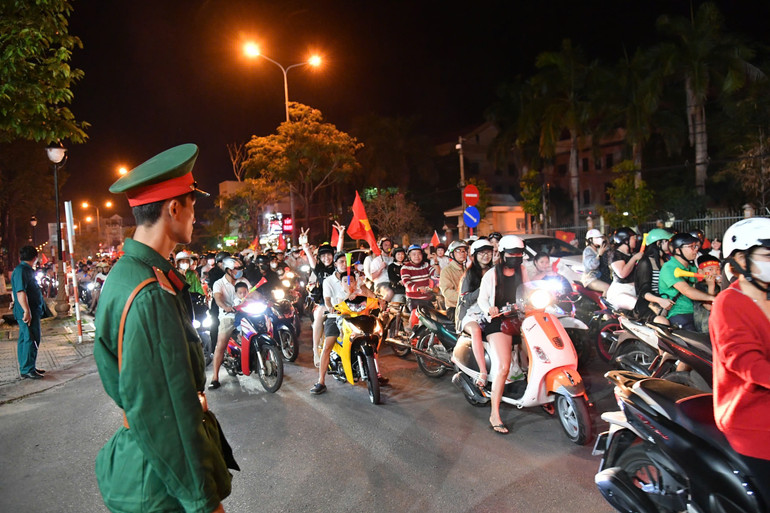 Người hâm mộ đổ ra đường mừng đội tuyển Việt Nam vô địch ASEAN Cup 2024 ảnh 17