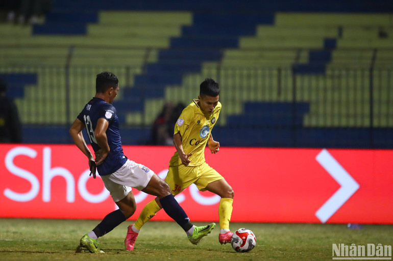 Doãn Ngọc Tân đi bóng trước đối thủ. (Ảnh: SƠN TÙNG)