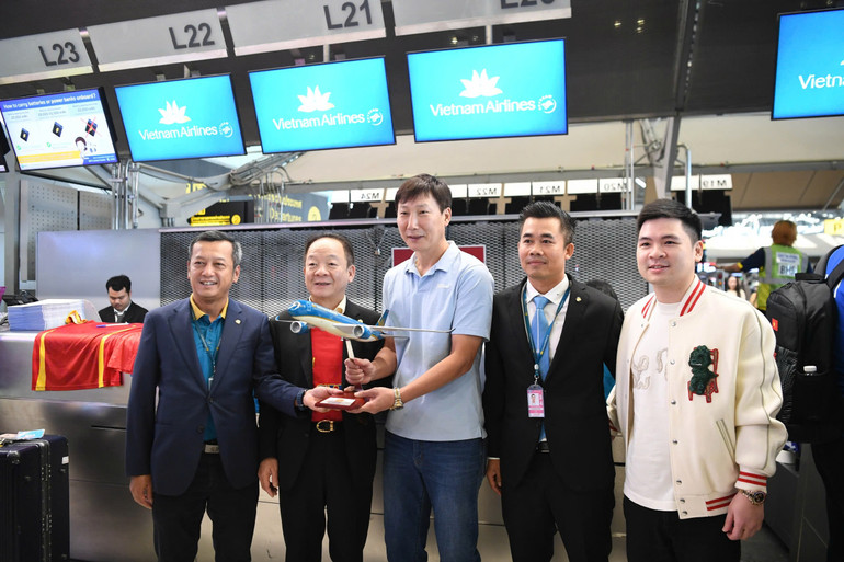 Đại diện của Chi nhánh Vietnam Airlines tại Thái Lan tặng quà lưu niệm cho đội tuyển.