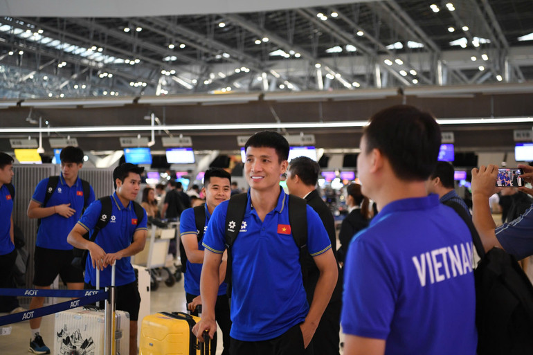 Bùi Tiến Dũng tươi cười cùng các đồng đội.