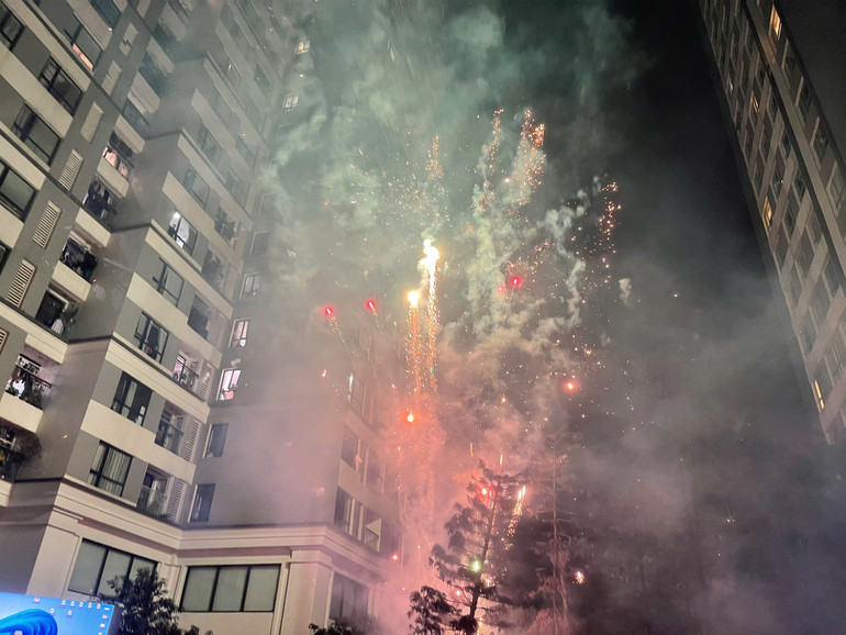 Người hâm mộ đổ ra đường mừng đội tuyển Việt Nam vô địch ASEAN Cup 2024 ảnh 14