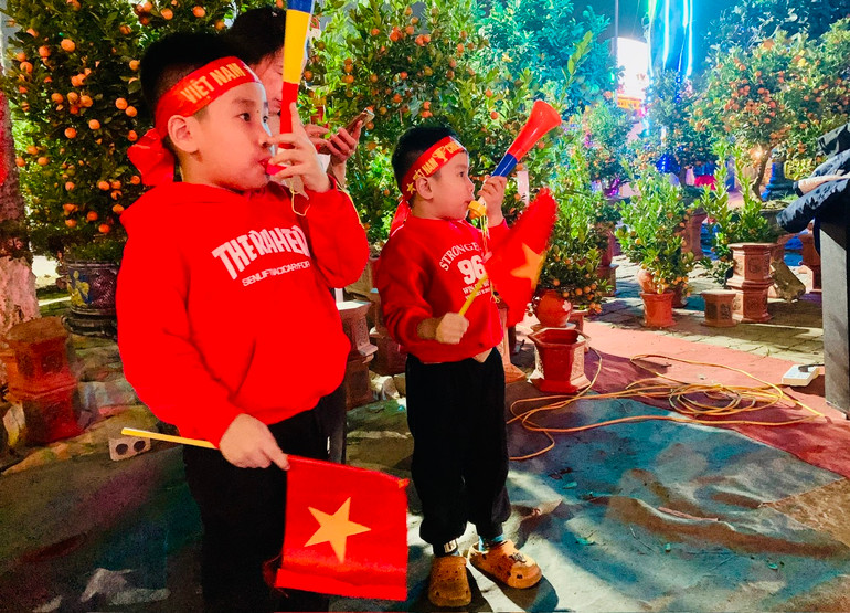 Người hâm mộ đổ ra đường mừng đội tuyển Việt Nam vô địch ASEAN Cup 2024 ảnh 21