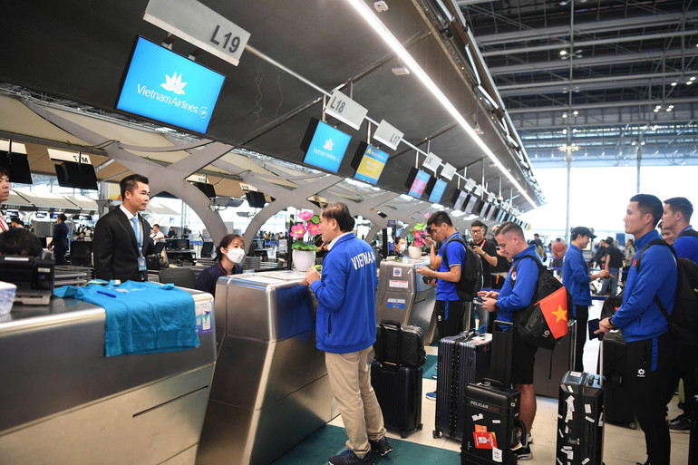 Đại diện của Chi nhánh Hãng hàng không quốc gia Việt Nam (Vietnam Airlines) đã hỗ trợ toàn đoàn làm thủ tục chuyến bay.