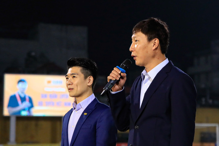 Huấn luyện viên Kim Sang-sik phát biểu tại buổi lễ trao thưởng.