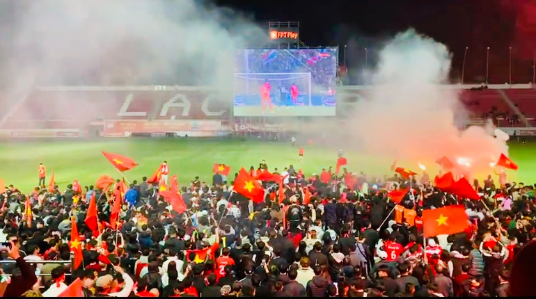 Người hâm mộ đổ ra đường mừng đội tuyển Việt Nam vô địch ASEAN Cup 2024 ảnh 22