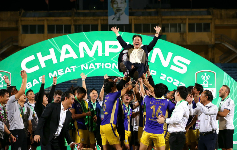 Các thành viên câu lạc bộ Hà Nội T&T ăn mừng cùng ông Đỗ Quang Hiển với chức vô địch Cúp Quốc gia 2022. Các thành viên câu lạc bộ Hà Nội T&T ăn mừng cùng ông Đỗ Quang Hiển với chức vô địch Cúp Quốc gia 2022.