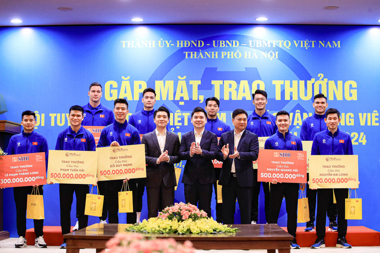 Tập đoàn T&T Group và Ngân hàng SHB trao thưởng tới các cầu thủ Hà Nội.