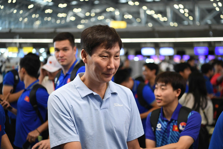 Huấn luyện viên Kim Sang-sik có tâm trạng tốt trước giờ lên đường.