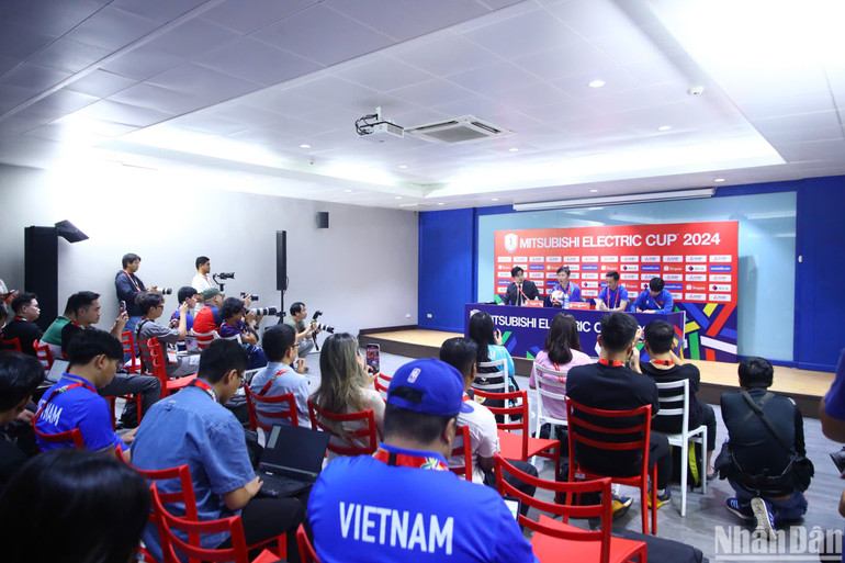 Toàn cảnh buổi họp báo trước trận chung kết lượt về tại Thái Lan. (Ảnh: HÀ TÙNG)