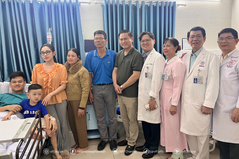Phó Chủ tịch VFF Trần Anh Tú cùng người thân trong gia đình cầu thủ Hồ Tấn Tài và các bác sĩ thực hiện phẫu thuật tái tạo dây chằng chéo trước cho Hồ Tấn Tài. (Ảnh: VFF) Phó Chủ tịch VFF Trần Anh Tú cùng người thân trong gia đình cầu thủ Hồ Tấn Tài và các bác sĩ thực hiện phẫu thuật tái tạo dây chằng chéo trước cho Hồ Tấn Tài. (Ảnh: VFF)