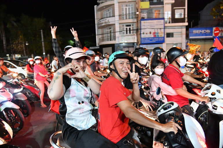 Người hâm mộ đổ ra đường mừng đội tuyển Việt Nam vô địch ASEAN Cup 2024 ảnh 18