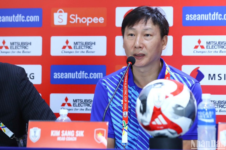 Huấn luyện viên Kim Sang-sik.