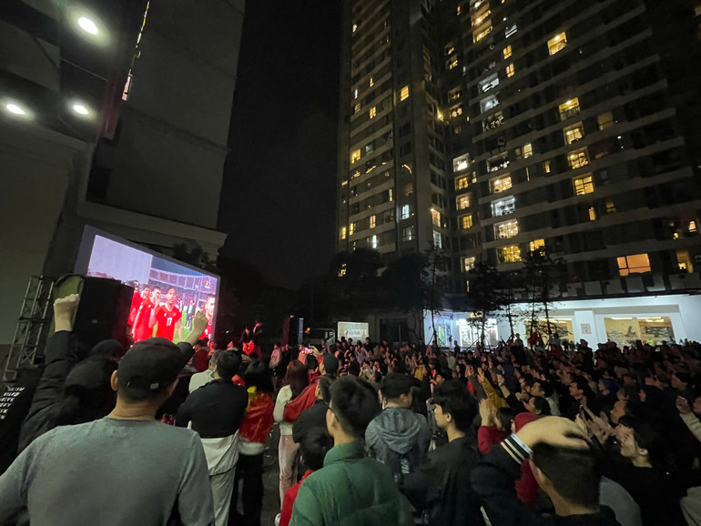 Người hâm mộ đổ ra đường mừng đội tuyển Việt Nam vô địch ASEAN Cup 2024 ảnh 13