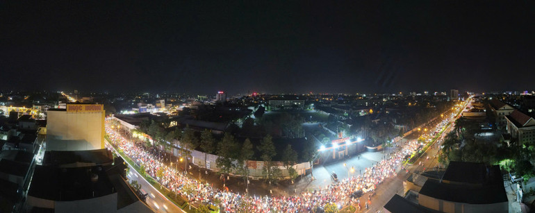 Người hâm mộ đổ ra đường mừng đội tuyển Việt Nam vô địch ASEAN Cup 2024 ảnh 19