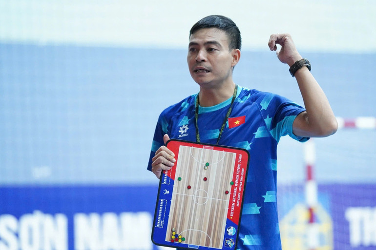 Huấn luyện viên của đội tuyển futsal nữ Việt Nam - Nguyễn Đình Hoàng.