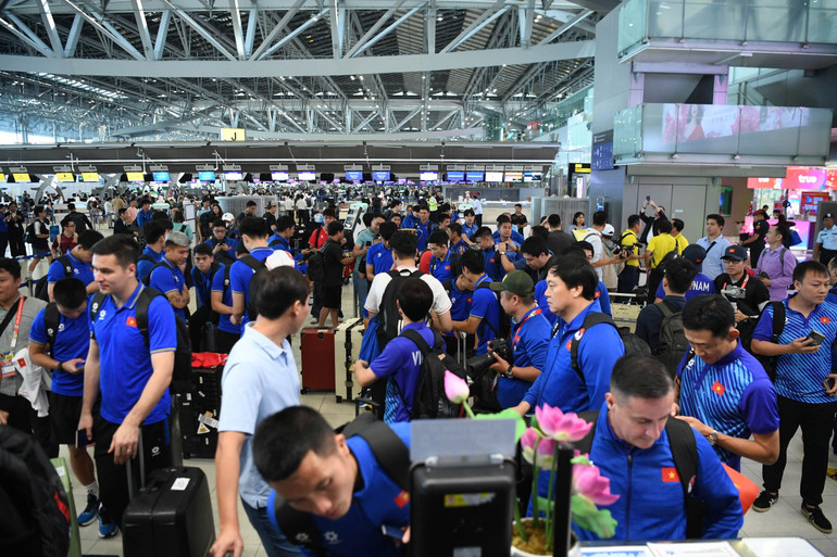 Đội tuyển Việt Nam làm thủ tục check-in.