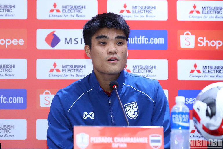 Cầu thủ Peeradon Chamratsamee tại buổi họp báo. (Ảnh: HÀ TÙNG)
