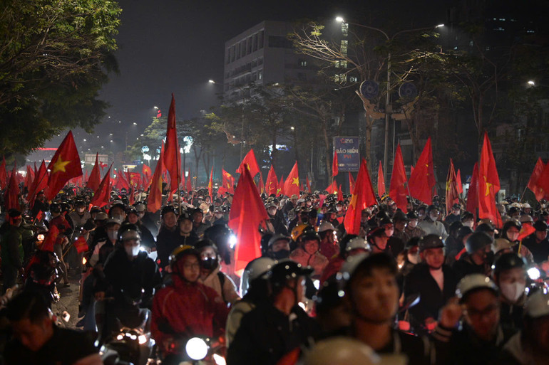 Người hâm mộ đổ ra đường mừng đội tuyển Việt Nam vô địch ASEAN Cup 2024 ảnh 12